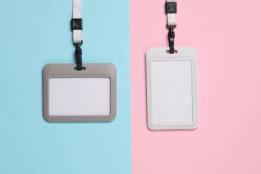 Mavi arka planda kemeri olan boş plastik kimlik kartları. Tasarım şablonu