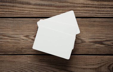 Tahta masadaki boş banka kartlarının bir kopyası. Tasarım şablonu