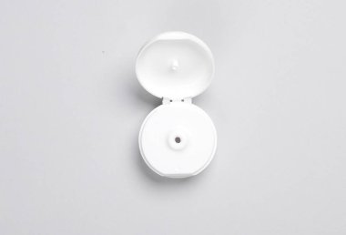 Gri arka planda krem tüp kapağı