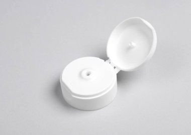 Gri arka planda krem tüp kapağı