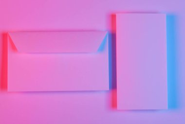 Üzerinde kırmızı neon ışığı olan kağıt bir zarf.