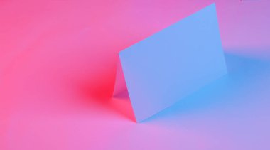 Bilgi Broşürü veya masa takvimi kırmızı mavi neon ışıkta modelleme