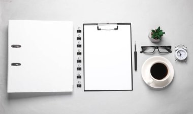 Pano ve klasör klasörü, gri arka planda ofis aksesuarları. İş konsepti. Tasarım şablonu. Üst Manzara. Düz yatıyordu