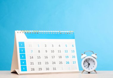 Masa takviminde alarm saati var, mavi arkaplan