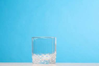 mavi zemin üzerine boş bardak