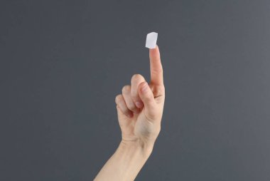 Gri arkaplanda boş fiyat etiketi