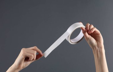 Gri arka planda el ele tutuşma bandı