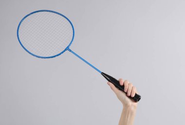 Gri arkaplanda el ele tutuşan batbinton raketi