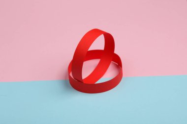 Pembe arkaplanda kırmızı kağıt bilezikler