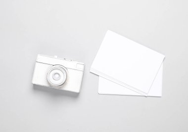 Gri arkaplanlı beyaz fotoğraflı beyaz kamera. Tasarım için yaratıcı düzen, model, şablon