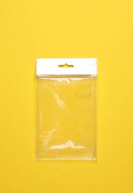 Sarı arkaplanda selofan ambalajı
