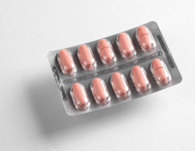 Gri arka planda hapların kabarcıkları