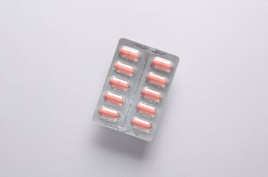 Gri arka planda hapların kabarcıkları