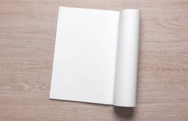 Masadaki boş dergi ya da defter. Tasarım ve düzen için şablon.