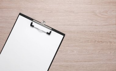 Masanın üzerinde beyaz kağıt olan pano