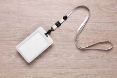 Askıda boş bir kimlik kartı var, masanın üstünde.