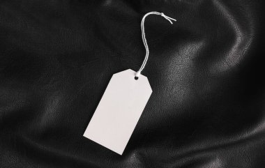 Siyah deri yüzeyinde beyaz boş fiyat etiketi