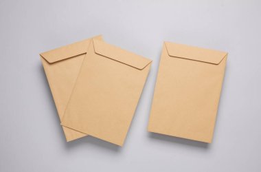 Gri arkaplandaki el işi posta zarfları