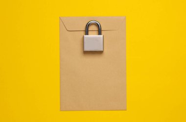 Çok gizli. Sarı arkaplanda kilitli zarf