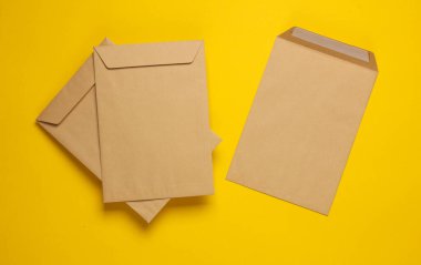 Sarı arkaplanda el işi posta zarfları