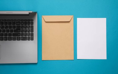 Lptop, Craft posta zarfı ve arkaplanda beyaz boş harf