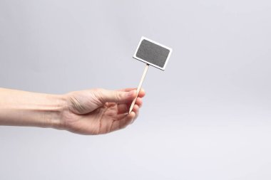 Çubukta boş yazı tahtası, gri arkaplan