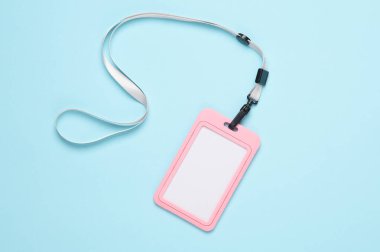 Mavi arka planda kimlik kartı. Yaratıcı yerleşim