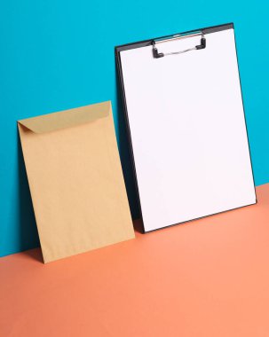 Üzerinde mavi pembe arka plan olan boş bir pano. Yaratıcı düzen, modelleme