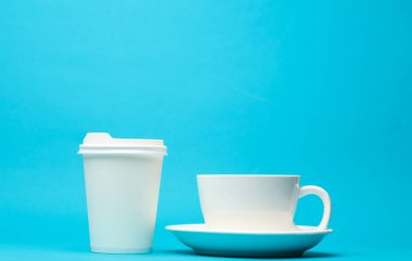 Mavi arka planda beyaz karton ve seramik bardaklar. Tasarım şablonu