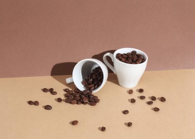 Kahverengi sırtüstü kahve çekirdekli seramik fincan. Gölgeli. Yaratıcı yerleşim