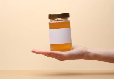 Kavanozda beyaz bir etiket var.