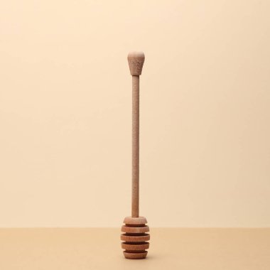 Bal için ahşap kaşık. Arka planda iki ton bej var.