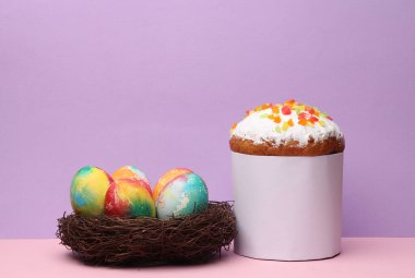 Pastel arka planda renkli yumurtalı Paskalya pastası. Paskalya 'da hayat