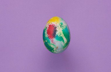 Mor arka planda çok renkli Paskalya yumurtası