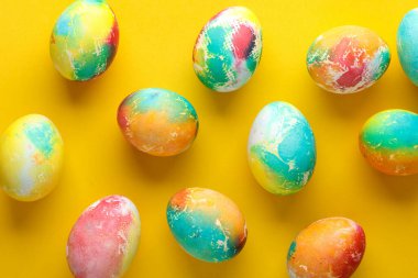 Sarı arka planda çok renkli Paskalya yumurtaları