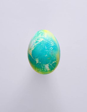 Gri arka planda çok renkli Paskalya yumurtası