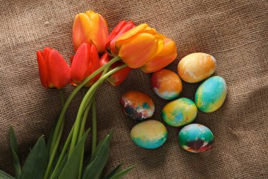 Çuval bezli çok renkli Paskalya yumurtaları. Üst görünüm
