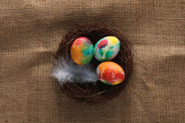 Çuval bezinde çok renkli Paskalya yumurtaları. Üst görünüm
