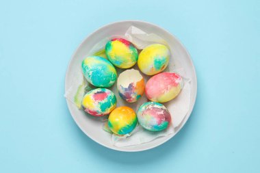 Tabağa boyanmış tavuk yumurtası. Paskalya konsepti. Üst görünüm