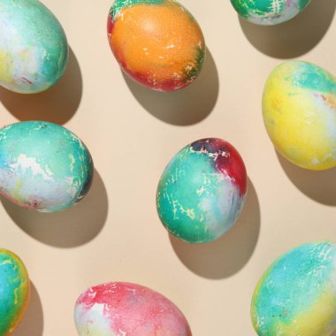 Bej arkaplanda çok renkli Paskalya yumurtaları grubu