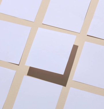 Bej arkaplanlı, gölgeli, beyaz, kare notlar. Tasarım için şablon, model