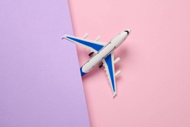 Pastel arka planda oyuncak uçak. Seyahat kavramı