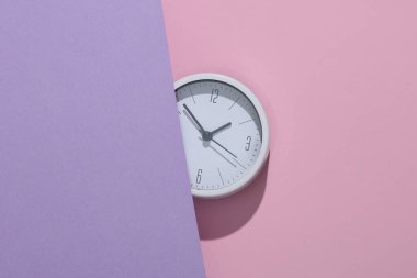 Pastel arka planda yarım saat. Yaratıcı yerleşim