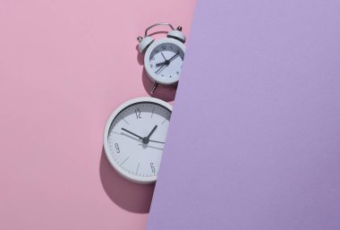 Pastel arka planda yarım saat. Yaratıcı yerleşim