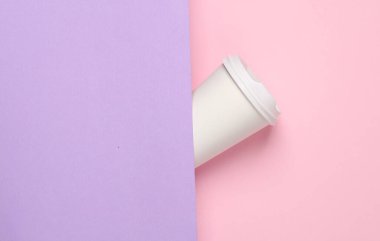 Pastel arka planda yarım kağıt kahve fincanı