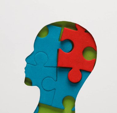 Yapboz parçalarıyla kesilmiş bir kafa silueti. Akıl sağlığı, beyin hastalıkları. Bunama