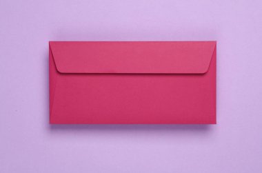 Eflatun arkaplanda dikdörtgen mor zarf