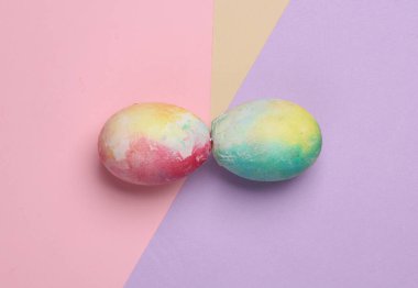 Pastel arka planda iki renkli yumurta. Paskalya gelenekleri
