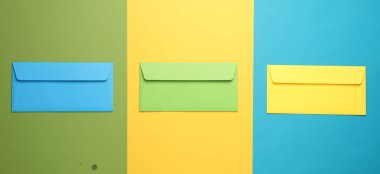 Renkli kağıtlar üzerinde renkli zarflar. Yaratıcı yerleşim