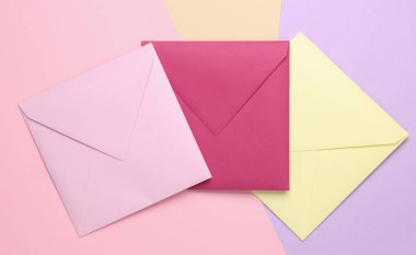 Renkli kağıtlar üzerinde renkli zarflar. Yaratıcı yerleşim